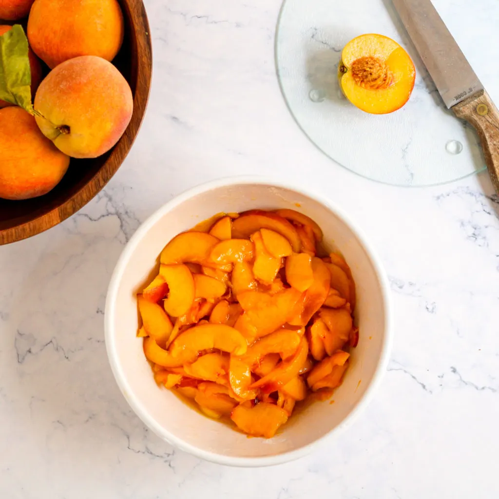 sliced peaches in bowl